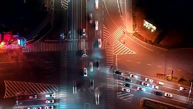 延时拍摄城市街角的车流视频的预览图